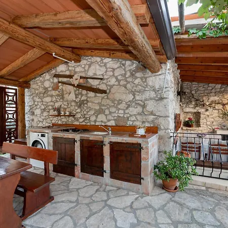 Hébergement de vacances Haus Salakova A Lovely Vintage Stone House *