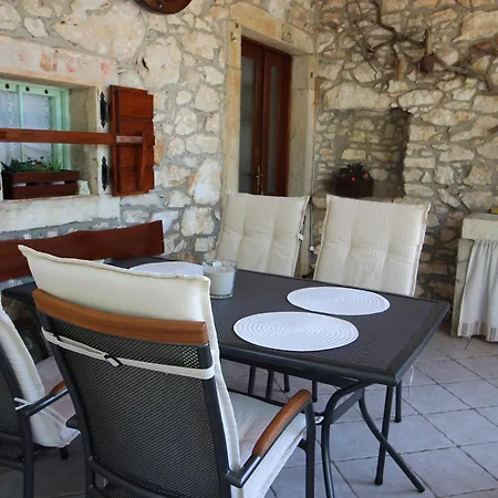 Hébergement de vacances Haus Salakova A Lovely Vintage Stone House