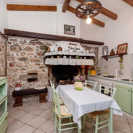 Haus Salakova A Lovely Vintage Stone House Hébergement de vacances *